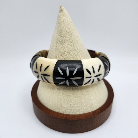 Chunky wood cream & brown bracelet with pin clasp.  India influence. Brass - Picture 3 of 5